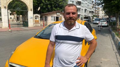 Mersin'de kahraman taksici insanların üzerine giden otomobili durdurdu
