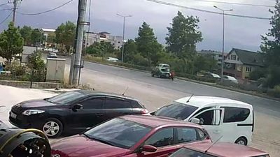 Düzce'de otomobilin yayaya çarptığı anlar