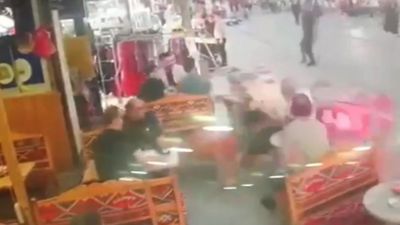 İstanbul Gaziosmanpaşa'da motosiklet kafeye daldı