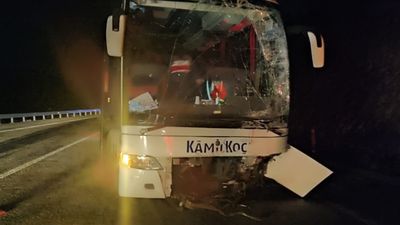 Konya'da yolcu otobüsüyle çarpışan otomobilin sürücüsü öldü, 8 kişi yaralandı