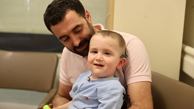 Duyması imkânsız denilen 2,5 yaşındaki Mustafa ilk kez seslerle tanıştı