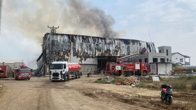 Mersin'de pamuk fabrikası deposunda yangın çıktı