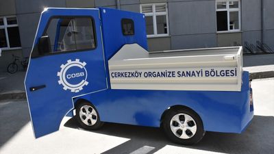 Tekirdağ'da meslek liseli öğrenciler, elektrikli kamyonet üretti
