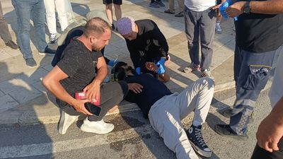 Antalya'da başını kaldırıma çarpan motosikletliyi kaskı kurtardı