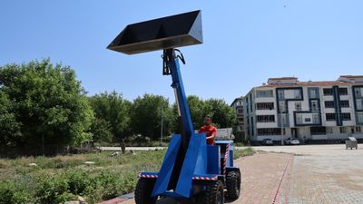 Kırşehir'de kendi imkanlarıyla iş makinesi yaptı