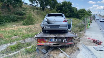 İstanbul'da kamyon ve çekici yol kenarına uçtu