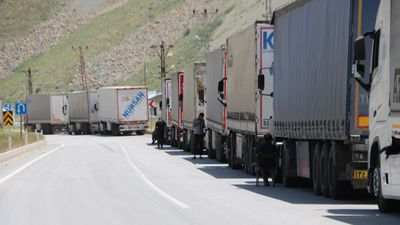 Hakkari'de İran'a açılan sınır kapısında tır kuyruğu