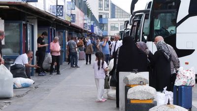İranlılar ve turistler, İran hava sahasının kapatılmasıyla karayolu trafiğini artırdı