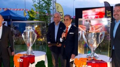 Galatasaray'ın şampiyonluk kupası Romanya'da taraftarlarla buluştu