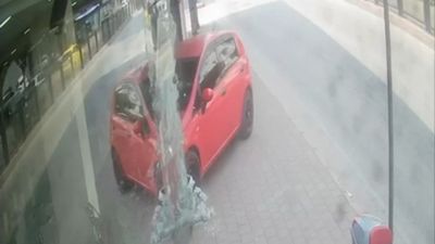 Adana'da otomobil mağazaya daldı
