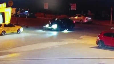 Düzce'de motosiklet sürücüsü takla atıp otomobilin üzerine düştü