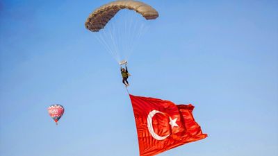 Jandarma’nın 186. yılında paraşüt gösterisi