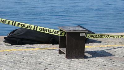 Antalya'da manzara izleyen vatandaşlar fark etti: Denizde erkek cesedi bulundu