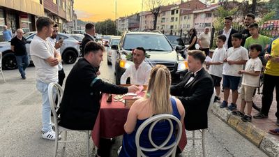 Karabük'te okey masası kurarak düğün konvoyunun önünü kestiler