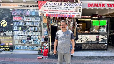 Hatay'da 'çakmak doktoru' baba, 3 evladını okutup meslek sahibi yaptı