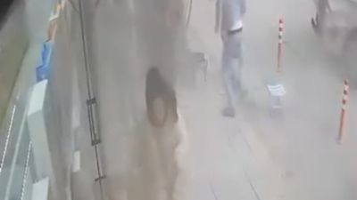 Malatya'da tır lastiği patladı, vatandaşlar korku dolu anlar yaşadı