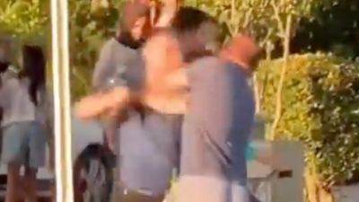 Denizli'de polis ile vatandaş yumruk yumruğa kavga etti