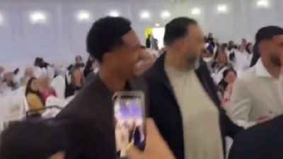 Oğuz Aydın ve Jayden Oosterwolde, düğünde halay çekti