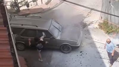 İstanbul'da yanan aracını parçaladı