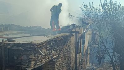 Malatya'da örtü yangını: İki ev kül oldu