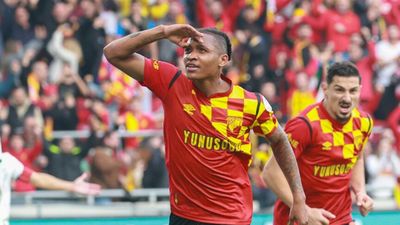 Göztepe'de Novatus Miroshi'ye Alman kancası