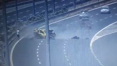 İzmir'de kazaya karışan taksiye otomobil çarptı: 1 ölü