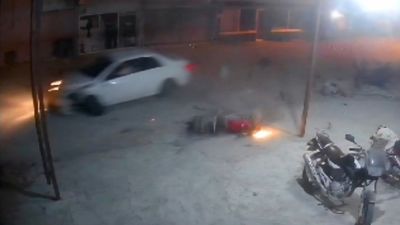 Hatay'da motosikletlere çarpan otomobilin sürücüsü kaçtı