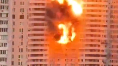Rusya Kiev'de bir apartmanı vurdu