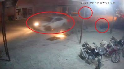 Hatay'da otomobil karşı yönden gelen 2 motosiklete çarptı: Parçalarına ayırdı