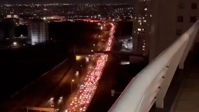 Tahran'da yüzlerce metrelik kaçış kuyruğu