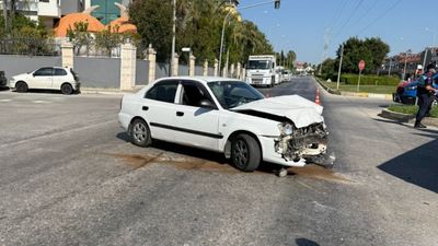 Antalya'da turistleri taşıyan araca otomobil çarptı
