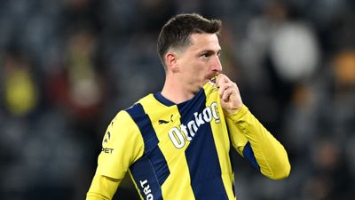 Fenerbahçe'de Mert Hakan Yandaş takımdan ayrılmayı düşünmüyor