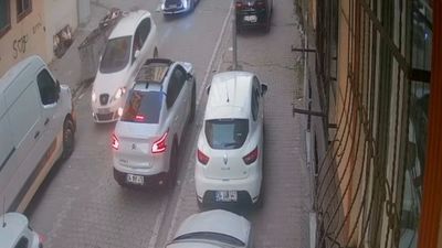 İstanbul'da yol verme tartışmasını ayırmaya çalıştı: Göğsünden bıçakladı