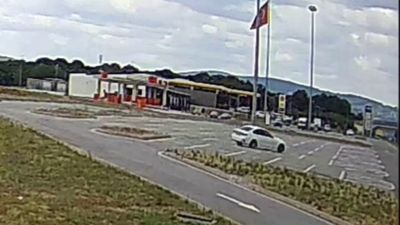 Sakarya'da dinlenme tesisinin otoparkında drift attı