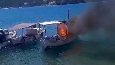 Antalya'da yanan tekneye hortum, jet ski ve flyboard ile müdahale