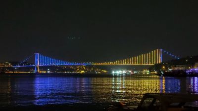 Köprüler sarı-lacivert renklere büründü