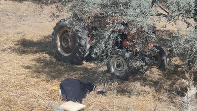Aydın'da devrilen traktörün altında kalan sürücü öldü