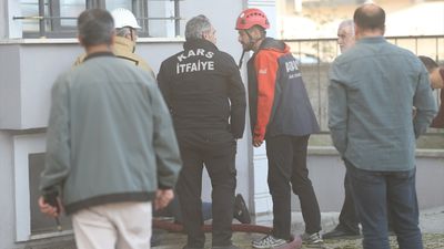 Kars'ta patlama yaşanan binada yangın çıktı