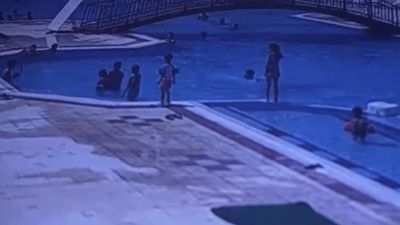 Mardin'de havuza düşen 3 yaşındaki çocuk cankurtaranın müdahalesiyle kurtuldu