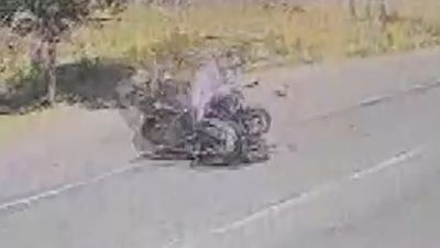 İzmir'de motosikletlerin çarpıştığı kazada 3 kişi yaralandı