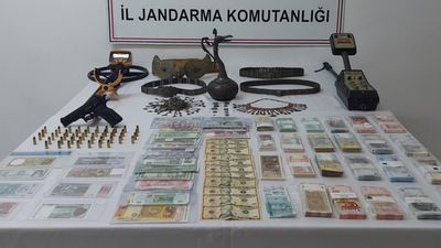 Bayburt merkezli 13 ilde operasyon: Tarihi eserler ele geçirildi