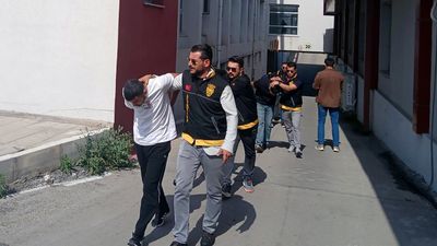 Adana'da husumetlisi sanıp, kapıda bekleyen kardeşini vurdu
