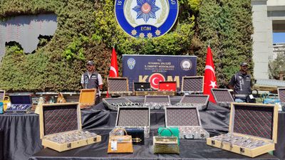 İstanbul'da 100 milyon TL'lik kaçak çanta ve saat operasyonu