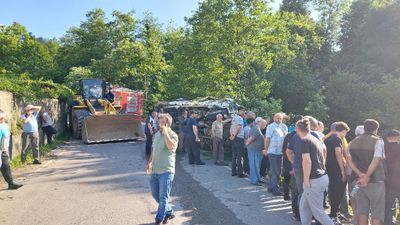 Trabzon'daki kazada çay yüklü kamyonet devrildi