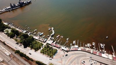 Kocaeli İzmit Körfezi'nde denizin rengi kahverengiye döndü