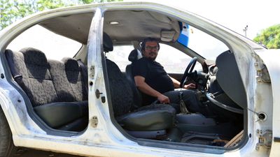 Adana'da oto tamirciye bırakılan otomobilin kapılarını çalıp, kendi aracına taktı