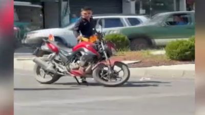 Mersin’de motosikletini ateşe verdi, polis son anda müdahale etti