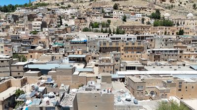 Mardin'de tarihi yapıların üzerine konan betonarme binalar yıkılıyor