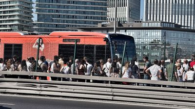 İstanbul Küçükçekmece'de metrobüste yangın paniği