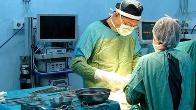 Mersin'de mide balonu ameliyatında ölen gencin doktoru tutuklandı